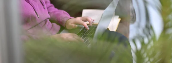 Tiro Recortado Jovem Mulher Trabalhando Digitando Computador Portátil Sofá Sua — Fotografia de Stock