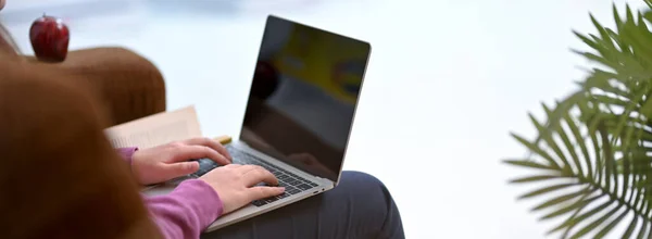 Joven Mujer Trabajando Escribiendo Ordenador Portátil Sofá Cómoda Sala Estar —  Fotos de Stock