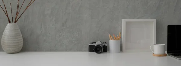 Närbild Modern Arbetsyta Med Kamera Laptop Dekoration Och Kopieringsutrymme Vitt — Stockfoto