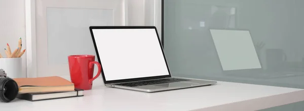Boş Ekran Dizüstü Bilgisayarlı Modaya Uygun Çalışma Alanı Görüntüsü Cam — Stok fotoğraf