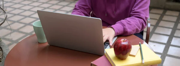 Schnappschuss Eines Jungen College Mädchens Das Online Mit Laptop Büchern — Stockfoto