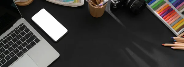 Вид Сверху Темных Современных Червей Макетом Смартфона Ноутбука Дизайнерских Принадлежностей — стоковое фото