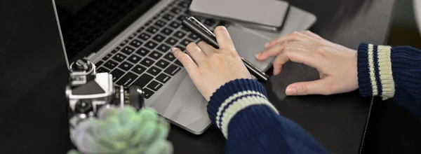 Обрізаний Знімок Бізнес Леді Працює Ноутбуці Чорному Столі Камерою Іншими — стокове фото