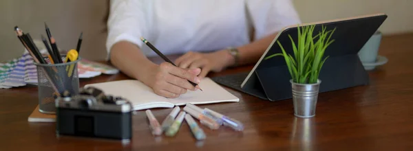 Vista Cerca Estudiante Universitaria Tomar Una Breve Nota Mientras Hace — Foto de Stock