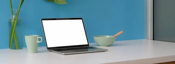 Boş Ekran Dizüstü Bilgisayarı Kahvaltı Yemeği Açık Mavi Duvarlı Beyaz — Stok fotoğraf