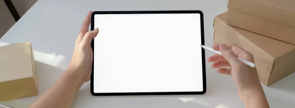 创业人士在白桌子上用模拟平板电脑和盒子工作时拍摄的照片 — 图库照片
