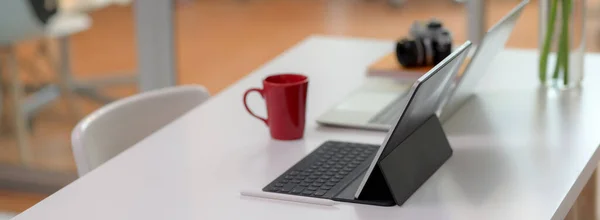 Kényelmes Íróasztal Laptoppal Digitális Táblagéppel Bögrével Fényképezőgéppel Irodai Kellékekkel Dekorációval — Stock Fotó