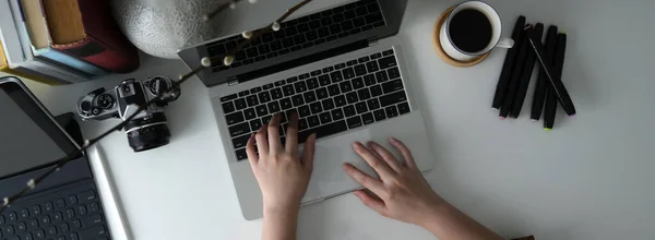 Nad Głową Kobieta Freelancer Wpisując Laptopie Białym Stole Aparatem Fotograficznym — Zdjęcie stockowe
