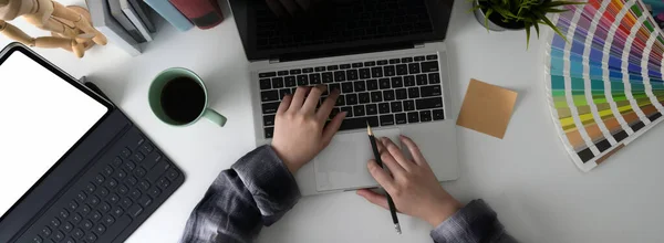 Fotografia Aérea Freelancer Sexo Feminino Trabalhando Seu Projeto Com Laptop — Fotografia de Stock