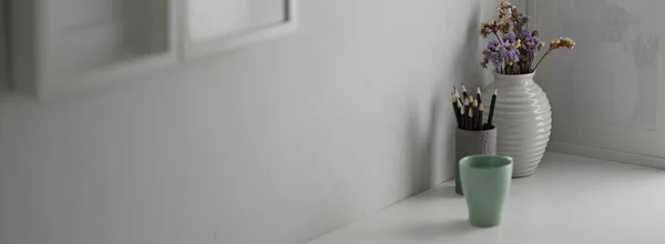 Обрезанный Снимок Белого Современного Дизайнера Интерьера Кружкой Канцелярскими Принадлежностями Украшениями — стоковое фото