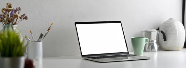 Vista Lateral Moderna Mesa Escritório Com Laptop Tela Branco Ferramentas — Fotografia de Stock