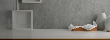 Ev iç dekorasyonunu maket çerçeve, ahşap tepsi ve mermer tezgahta çatı katı duvarlı kopyalama alanı ile kapat 