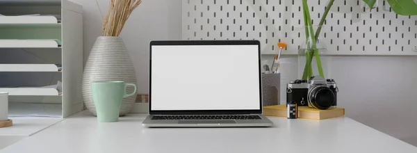 Vista Perto Moderna Mesa Escritório Com Laptop Tela Branco Câmera — Fotografia de Stock