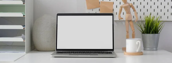 Boş Ekran Laptop Kahve Fincanı Beyaz Masadaki Dekorasyonlarla Basit Ofis — Stok fotoğraf