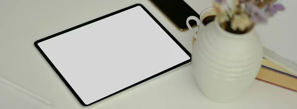 Tiro Recortado Espaço Trabalho Mínimo Com Tablet Tela Branco Smartphone — Fotografia de Stock