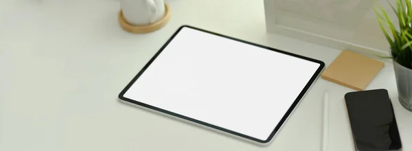 Tiro Recortado Espaço Trabalho Mínimo Com Tablet Tela Branco Copo — Fotografia de Stock