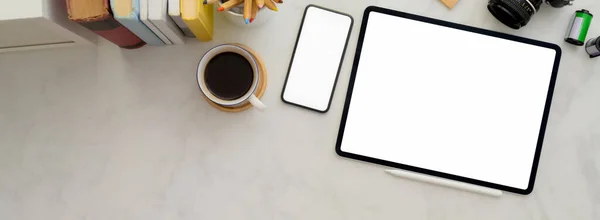 Boş Ekran Tableti Akıllı Telefon Kahve Fincanı Kitaplar Kırtasiye Malzemeleriyle — Stok fotoğraf
