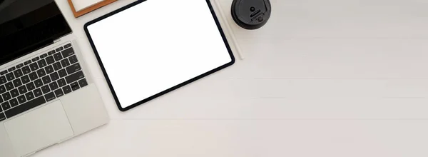 Boş Ekran Tableti Dizüstü Bilgisayarı Kahve Fincanı Beyaz Masa Üzerine — Stok fotoğraf
