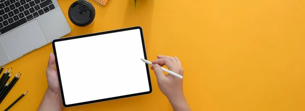 Nad Głową Freelancer Pisanie Pustym Ekranie Tabletki Rysikiem Żółty Blat — Zdjęcie stockowe