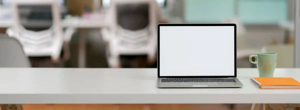 Vista Perto Mesa Escritório Simples Com Laptop Tela Branco Espaço — Fotografia de Stock