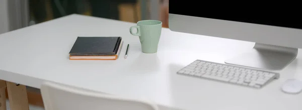 Vista Perto Mesa Escritório Com Dispositivo Computador Caneca Cadernos Mesa — Fotografia de Stock