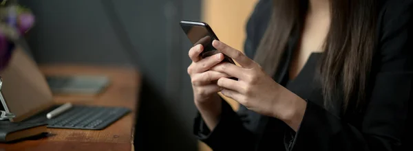 Captura Recortada Freelancer Femenina Escribiendo Mensaje Texto Teléfono Inteligente Para — Foto de Stock