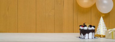 Doğum günü pastası, fotokopi alanı ve balon döşeli mermer masa manzarasını kapat 