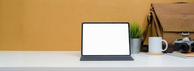 Model tablet, kamera, çanta, dekorasyon ve mermer masa üzerine kopyalama alanı ile rahat çalışma görünümünü kapat 