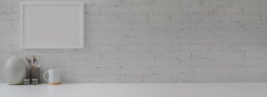 Dekorasyonlar, boyama araçları, fincan ve tuğla duvarlı beyaz masa üzerindeki kopyalama alanı ile çağdaş ev iç tasarımı görünümünü kapat  