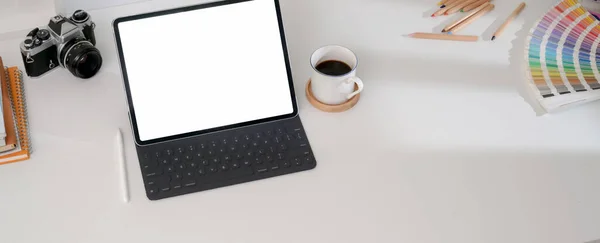 用模拟平板电脑 咖啡杯 彩色铅笔 照相机和其他用品裁剪的设计师写字台照片 — 图库照片