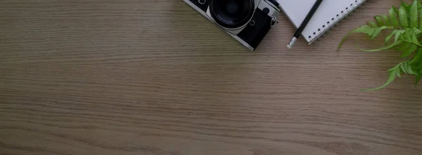 Vista Superior Espaço Trabalho Madeira Com Câmera Cadernos Lápis Decoração — Fotografia de Stock