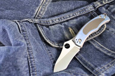 Katlanan bıçak paslanmaz çelik keskin bıçak mavi saplı kot arka plan