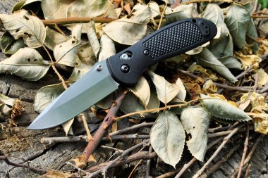 Eski katlanır ahşap saplı paslı metal bıçaklı bisküviler çaylı tatlı