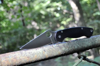 Katlanır bıçak paslanmaz çelik keskin bıçak siyah kablo paslı yeşil arka plan