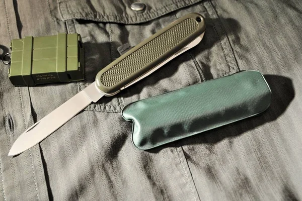 Askeri Katlanır Bıçak Paslanmaz Çelik Keskin Bıçak Yeşil Saplı Gri — Stok fotoğraf