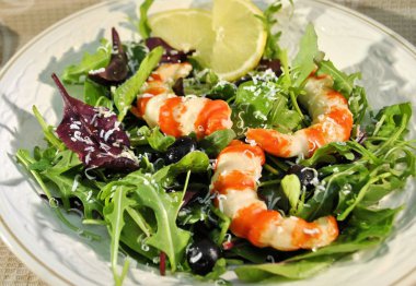 Salata taze organik doğal uzun ömürlü ürün karides gurme diyet yeşil arka plan