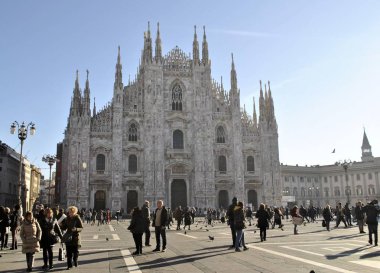 Milano eski İtalyan katedrali Duomo ortaçağ binaları şehir mimarisi tarihi geçmişi