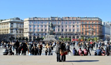 Milano eski İtalyan kasaba bölgesi Duomo halkı ortaçağ binaları şehir manzarası mimarisi tarih anıtı Vittorio Emanuele arka planı