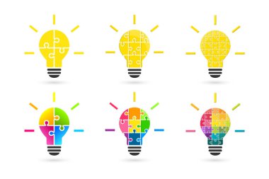 Fikir olarak yapboz parçalarından yapılmış ampul. Çeşitli renk ve karmaşıklıktan oluşan bir set.