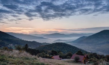 Sunrise Misty manzara Hills