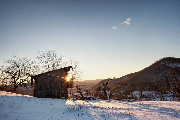 Vecchio Capannone Legno Nel Paesaggio Invernale Con Cielo Blu — Foto Stock