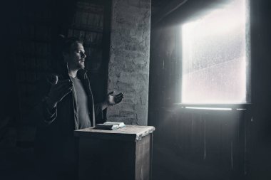 Adam Tanrı'nın kutsal ruhu için dua