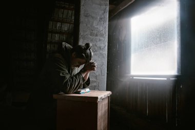 Adam Tanrı'nın kutsal ruhu için dua