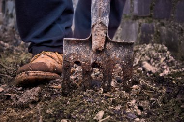 Digger ile çalışan adam