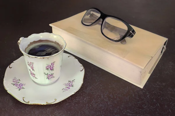 Taza de café con libro y vasos —  Fotos de Stock