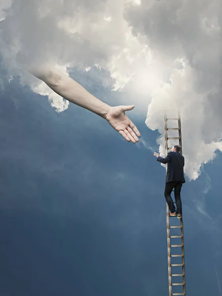 天国への梯子で登る男 ストック写真