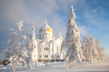 Karlı bir günde, Perm bölgesindeki Belogorsky manastırı karlı ağaçlarla çevrili..