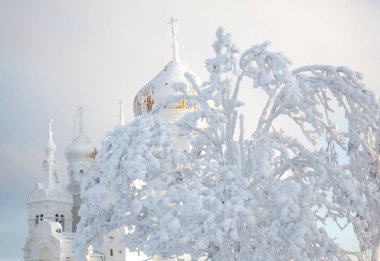 Karlı bir günde, Perm bölgesindeki Belogorsky manastırı karlı ağaçlarla çevrili..