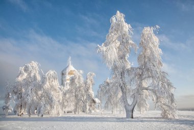 Karlı bir günde, Perm bölgesindeki Belogorsky manastırı karlı ağaçlarla çevrili..
