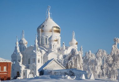 Karlı bir günde, Perm bölgesindeki Belogorsky manastırı karlı ağaçlarla çevrili..